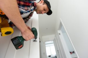 Installation with a lock in the door leaf using an drill screwdriver