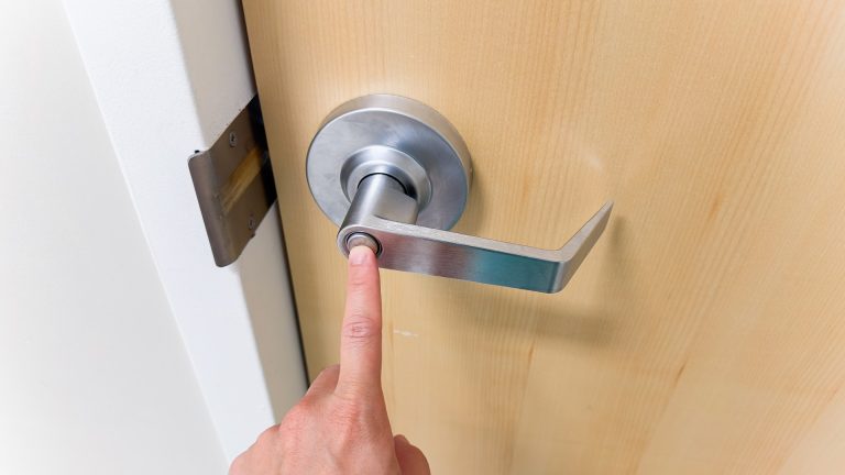 door-handle-that-is-silver