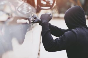 крадец се опитва да отвори кола
