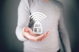 човек държи wi fi