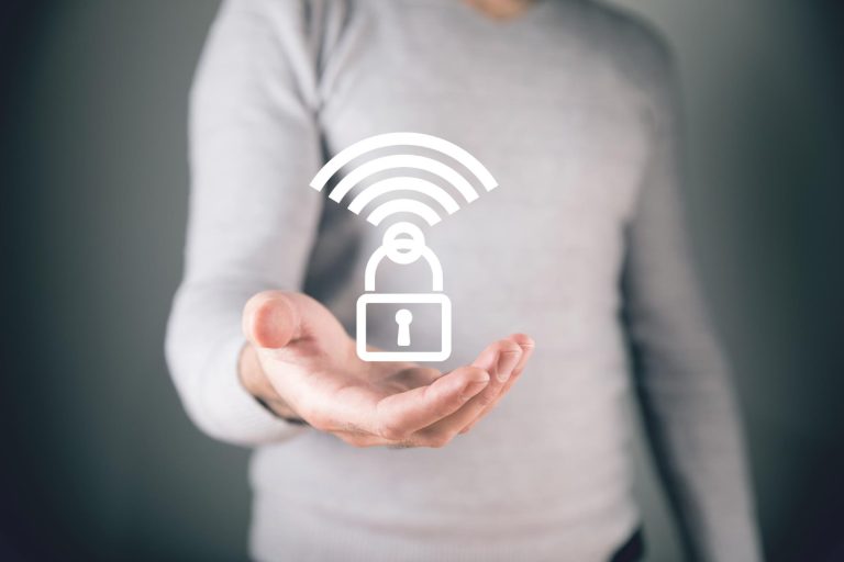 човек държи wi fi